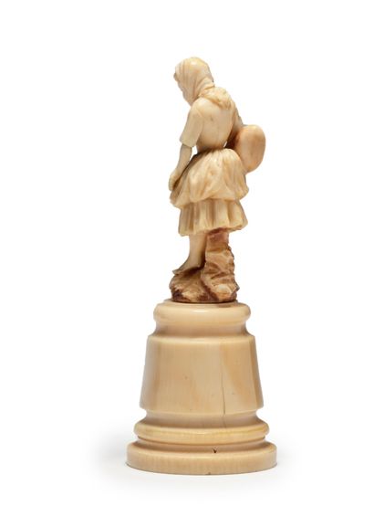 TRAVAIL 1900 
* Ivory sculpture of a woman with a zither
H : 7,5 cm