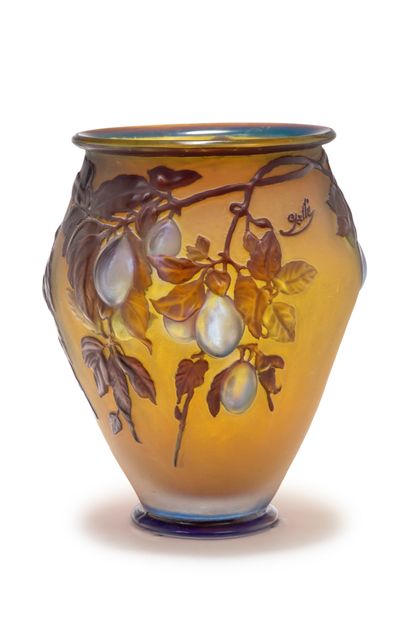 ÉTABLISSEMENTS GALLÉ Vase ovoïde en verre soufflé-moulé à décor en relief dégagé...