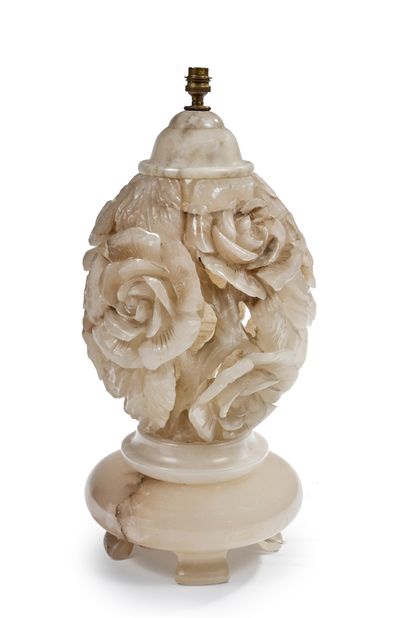 TRAVAIL 1925 
Lampe en albâtre à décor floral ajouré
H : 63 cm
(Légers éclats)