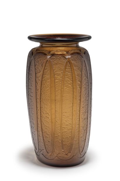 DAUM Nancy Vase cylindrique en verre épais teinté noir à décor géométrique en creux...