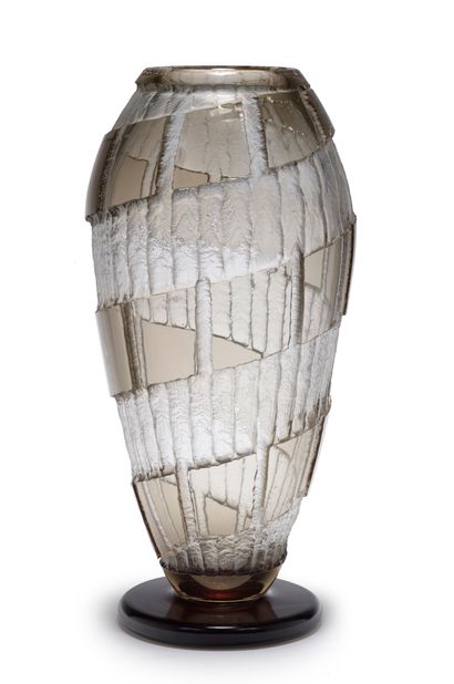 SCHNEIDER Vase balustre en verre fumé et translucide à décor géométrique en creux...