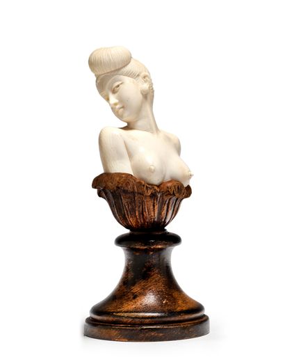 TRAVAIL 1900 
* Sculpture en ivoire figurant une femme dévoilant ses seins
Base en...