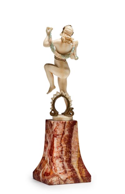 TRAVAIL 1900 
* Sculpture en ivoire figurant une danseuse rehaussé de peinture à...