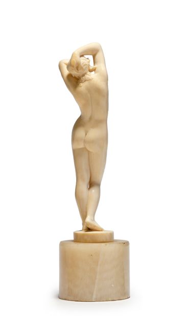 TRAVAIL 1900 
* Sculpture en ivoire figurant une femme nue les bras levés
H : 13,5...