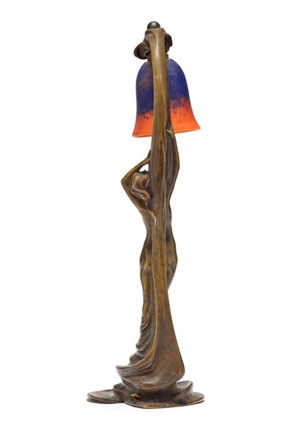 BETLEN Lampe en bronze à patine médaille figurant une femme nue
Tulipe en verre mauve...