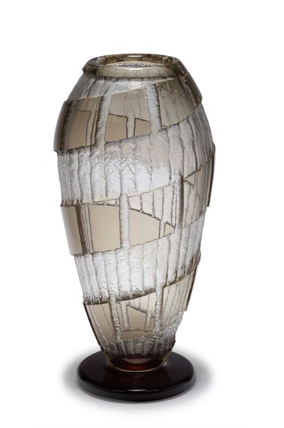 SCHNEIDER Vase balustre en verre fumé et translucide à décor géométrique en creux...