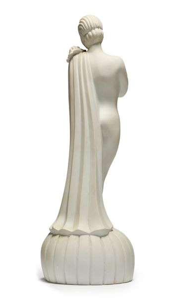 TRAVAIL DE STYLE ART DECO Sculpture en biscuit figurant une femme
H : 33,5 cm