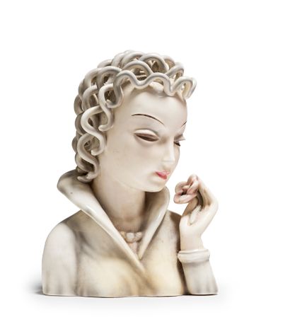 MANUFACTURE GOLDSCHEIDER Buste de femme en céramique émaillée gris blanc
Signé du...