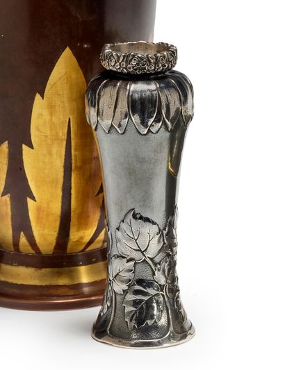 CHRISTOFLE Vase balustre en bronze argenté et patiné à décor de motifs floraux
Signé...