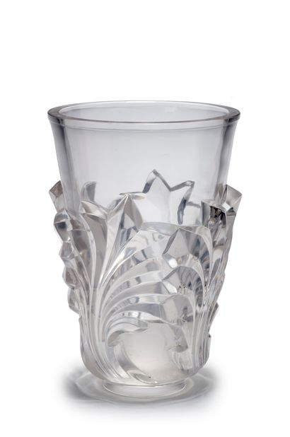 Marc LALIQUE (1900-1977) pour LALIQUE FRANCE Vase moulé-pressé en verre translucide...