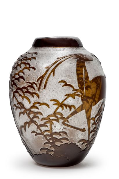 DAUM Nancy Cerf et Biche
Vase en verre soufflé-moulé à décor dégagé à l'acide en...