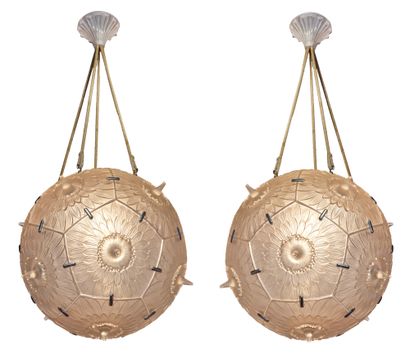 RENE LALIQUE (1860-1945) 
一对罕见的"Passiflore"吊灯，由压制成型的玻璃组成，圆形板块通过金属固定件相互连接，形成一个带有浮雕装饰的球体
模型创作于1924年
高：110厘米...