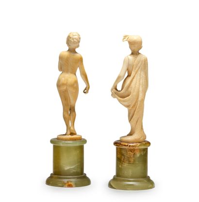 M. CADERAS (XIX-XXème) 
* Paire de sculptures en ivoire figurant deux femmes
Signées...