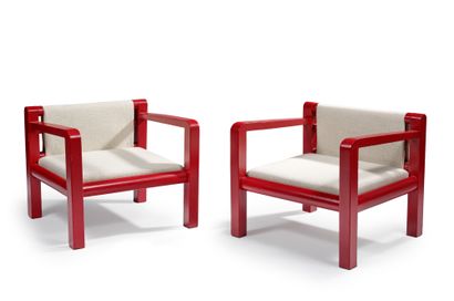 TRAVAIL MODERNISTE Paire de fauteuils en bois laqué rouge à assise et dossier recouverts...