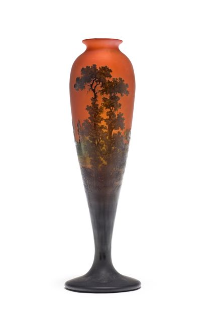 D'ARGENTAL Vase balustre en verre doublé à décor dégagé à l'acide d'un paysage lacustre...