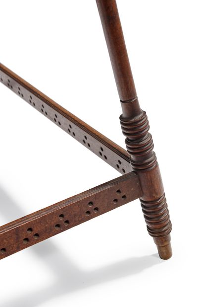 TRAVAIL ITALIEN 1910 
染色胡桃木桌子，方形桌面，四条转折腿
高：69厘米，顶：70 x 70厘米。