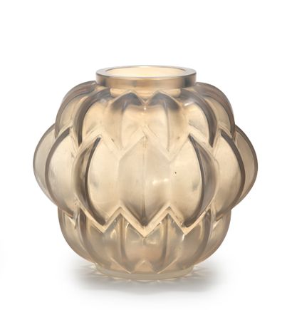 RENE LALIQUE (1860-1945) 
Vase «Nivernais» dit aussi «Cabochons olivés» en verre...