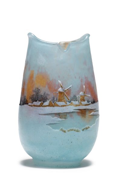 DAUM Nancy Vase en verre à décor dégagé à l'acide d'un paysage et d'un village hollandais...