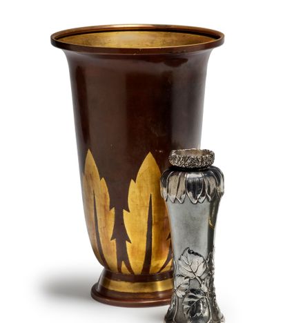 CHRISTOFLE Vase cornet en dinanderie de cuivre à décor de motifs feuillages or sur...
