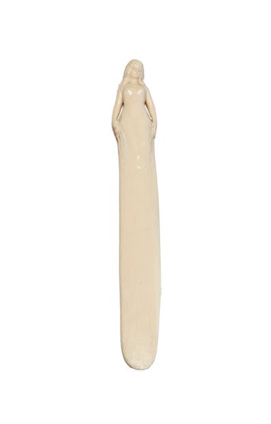 TRAVAIL 1900 
* Coupe papier en ivoire à décor sculpté figurant une femme
L : 22...