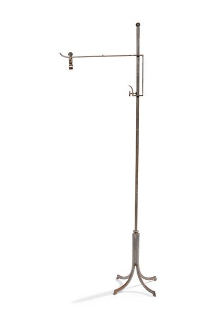 Gilbert POILLERAT (1902-1988) 
Adjustable and swivelling floor lamp in metal with...
