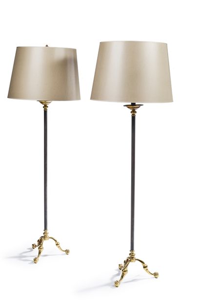 Maison JANSEN, attribué à 
Pair of floor lamps with cylindrical shaft in brass with...