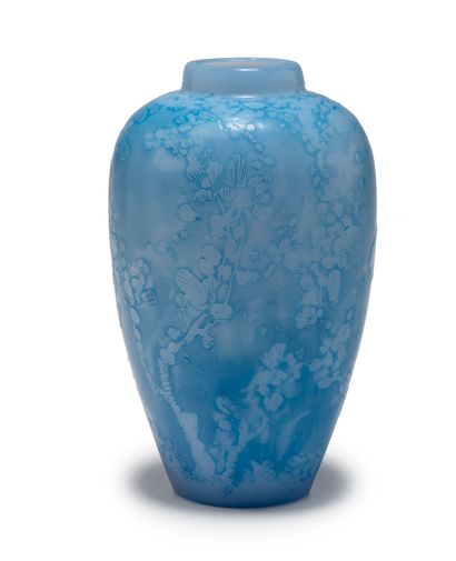 ÉTABLISSEMENTS GALLÉ Vase ovoïde en verre opalin bleuté à décor d'un oiseau branché
Signé...