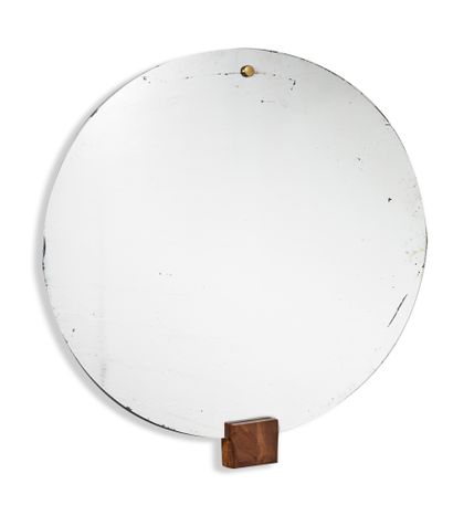 André SORNAY (1902-2000) 
Mirror with walnut and gilded brass clamp enclosing a circular...