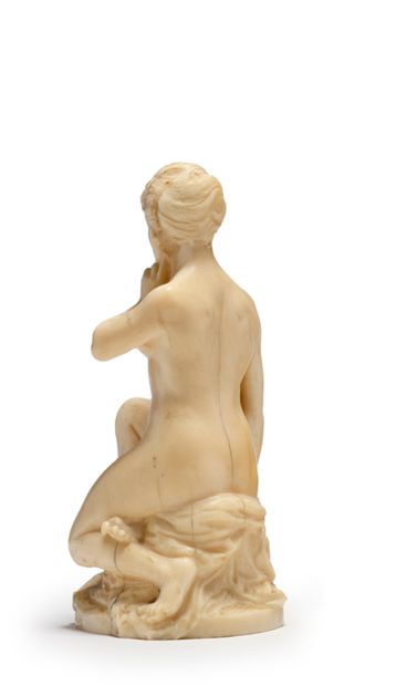 Armand BOUTROLLE (1886-1972) 
* Sculpture en ivoire figurant une femme à la cruche
Signée...
