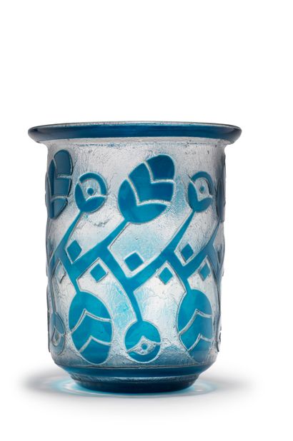 DAUM NANCY FRANCE Vase cylindrique à col évasé en verre bleu à décor en creux dégagé...