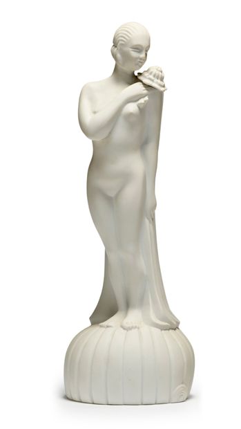 TRAVAIL DE STYLE ART DECO Sculpture en biscuit figurant une femme
H : 33,5 cm