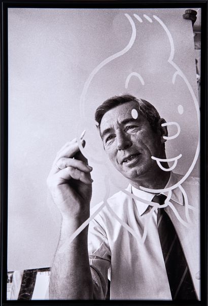 HERGÉ - Photo historique : Grande épreuve (80 x 53 cm) d'une photo prise à Bruxelles...