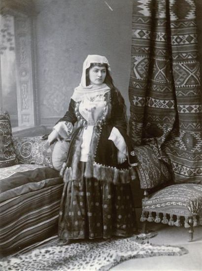Dmitri ERMAKOV (attr.) Arménienne en tenue traditionnelle Tirage sur papier albuminé...