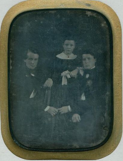 GLÉNISSON CHESNEL Portrait de famille, c. 1850 Daguerréotype dans son cadre d'origine....