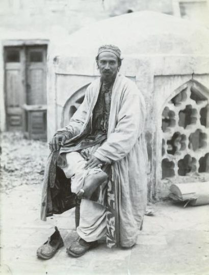 AUTEUR non identifié Portrait d'homme, la bague au pied Tirage sur papier albuminé,...