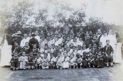 TAIWAN Groupe d'écoliers et religieuses, c. 1875 Tirage sur papier albuminé monté...