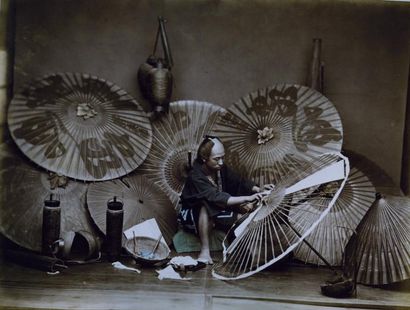 Felice BEATO (attr.) (c.1833-1907) Artisan fabriquant des ombrelles, c. 1875 Tirage...