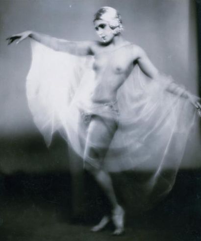 Studio LORELLE Danseuse réaliste, c. 1930 Tirage argentique d'époque, légende contrecollée...