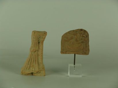 null Ex-voto, terre cuite, figurant une colonne funéraire. 7,5 cm; Fragment de bas-relief...