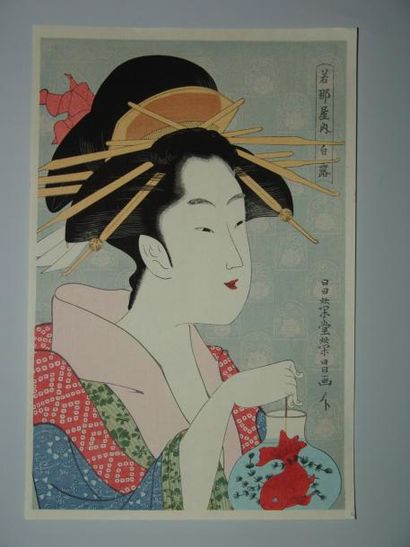 JAPON Estampe d'Eisho, une jeune femme en buste tient un poisson rouge. Vers 190...