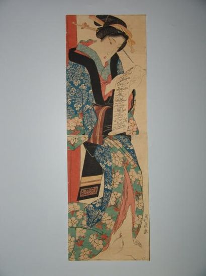 JAPON Estampe d'Eisen, kakemono, une jeune femme lisant une lettre. Vers 1820.