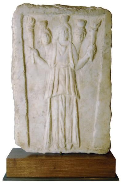 null Stèle en marbre blanc, sculptée en bas relief, représentant la déesse HECATE,...