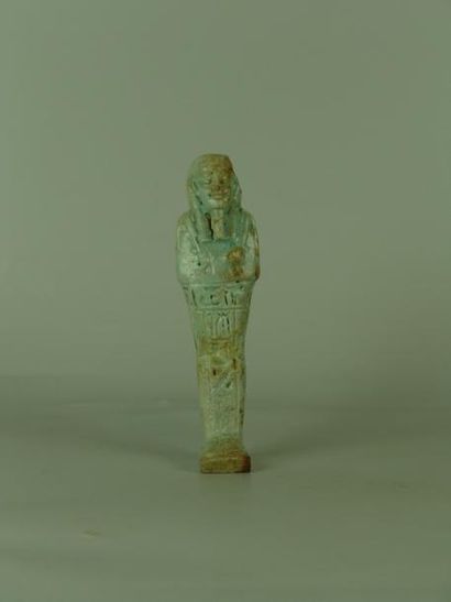 EGYPTE Oushabti semblable au précédent, sans doute de la même tombe. H: 11,7 cm....