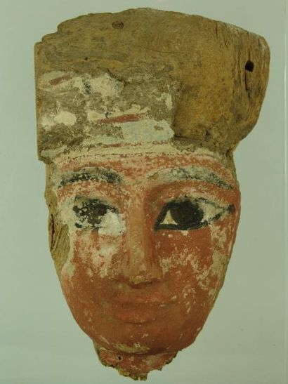EGYPTE Masque de sarcophage en bois de palmier sculpté, stuqué et polychromé. Le...