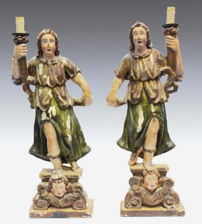 null Paire d'anges porte-lumière en bois sculpté polychrome et or représentant deux...