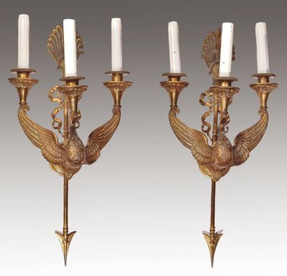 Attribué à Claude GALLE (1759-1815) Paire de bras de lumière au cygne en bronze ciselé...