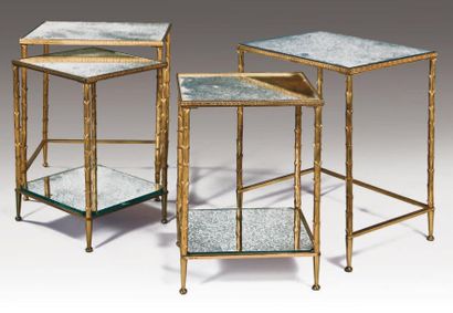 Maison JANSEN Deux paires de tables gigognes en bronze doré, à plateaux de miroirs...