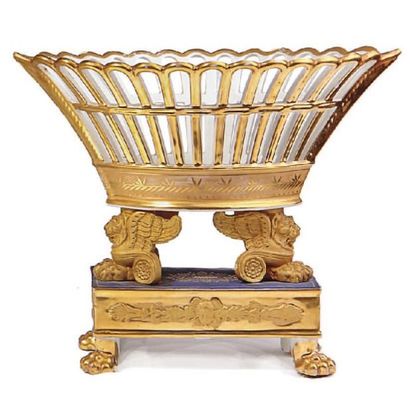 PARIS Corbeille oblongue ajourée en porcelaine décorée à l'or posée sur deux lions...