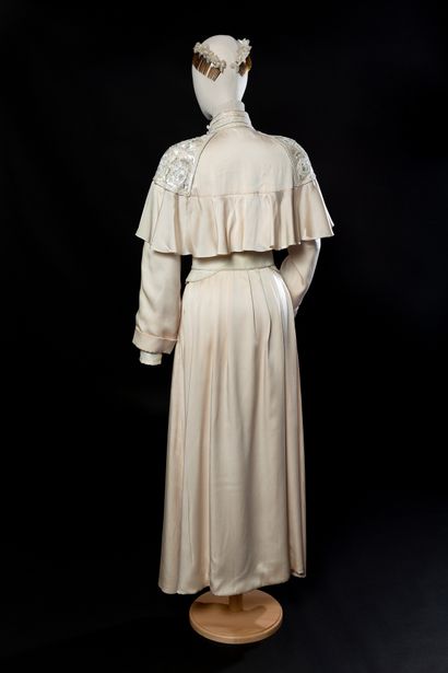 Christian DIOR n° 15202 
Wedding dress in ivory silk satin closed in the front by...