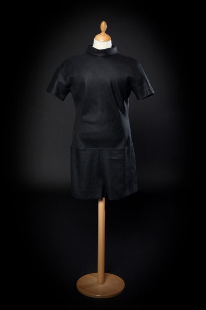Hubert de Givenchy Combinaison-short en toile de lin noir. Col formé par une bande...